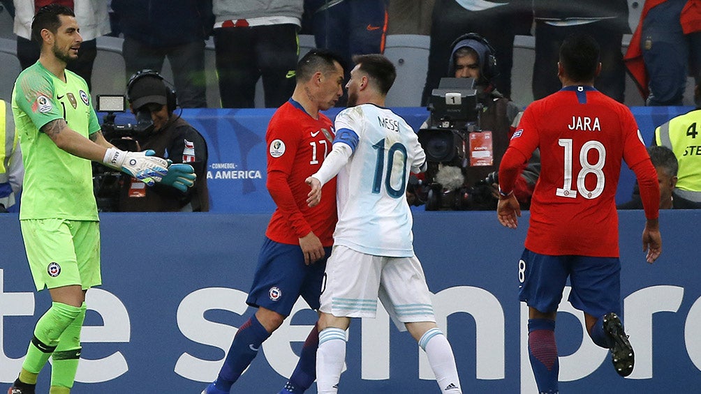 Messi se encara con Gary Medel 