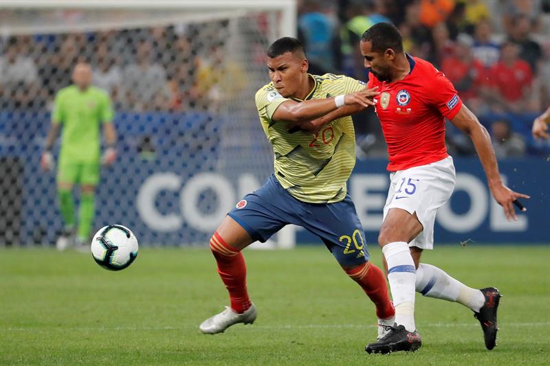 Roger Martíne disputa el balón con Jean Beausejour