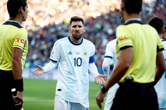 Messi no entiende su expulsión contra Chile 