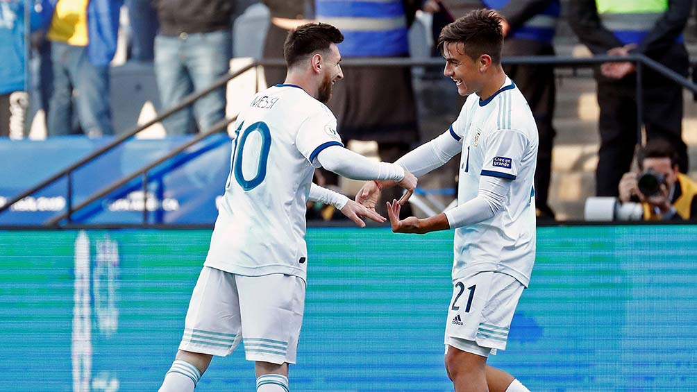 Messi y Dybala festejan gol contra Chile 