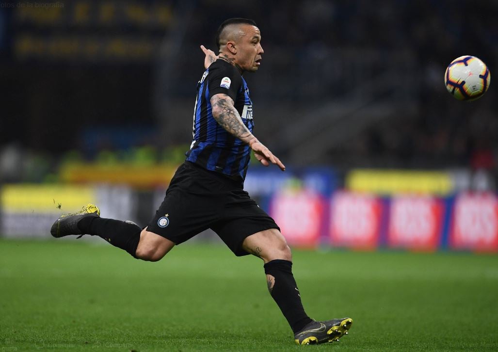 Nainggolan se prepara para disparar en un juego del Inter