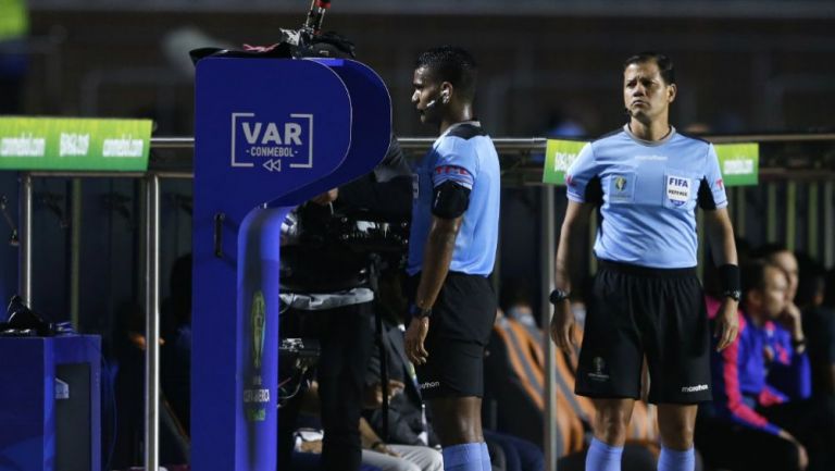 Alexis Herrera usa el VAR en el Colombia vs Qatar