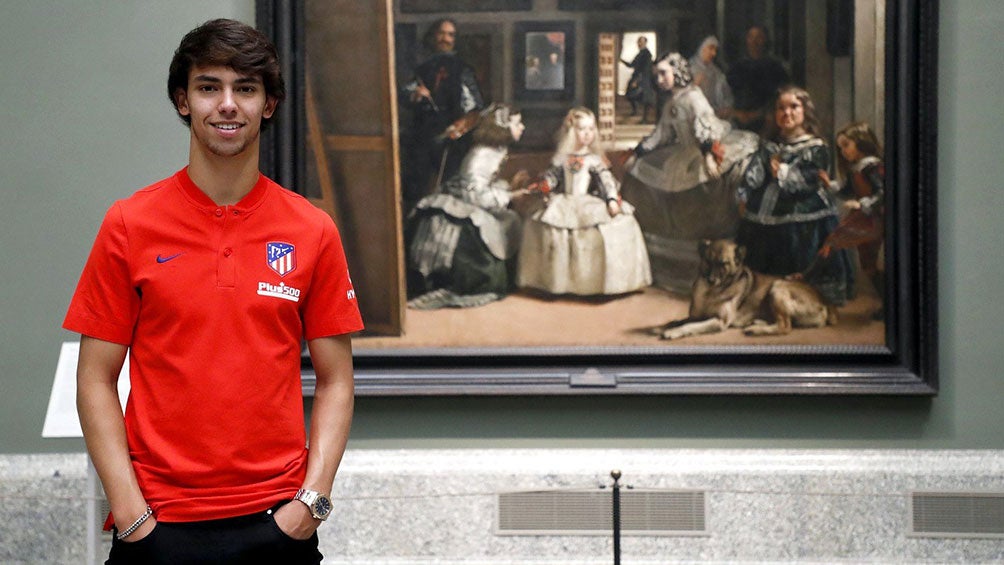 Joao Felix posa como nuevo jugador del Atlético de Madrid