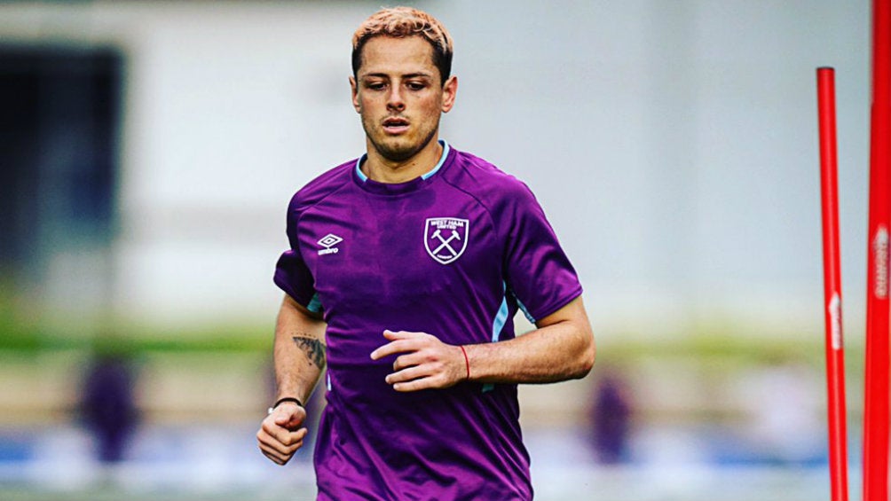 Javier Hernández durante un entrenamiento con el West Ham 