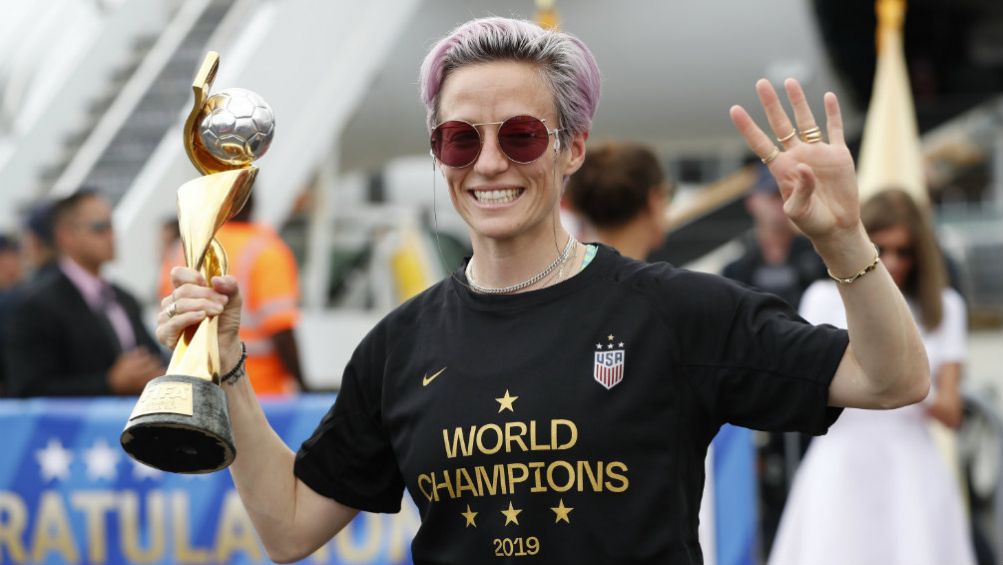 Megan Rapinoe posa con el trofeo a su regreso a Estados Unidos