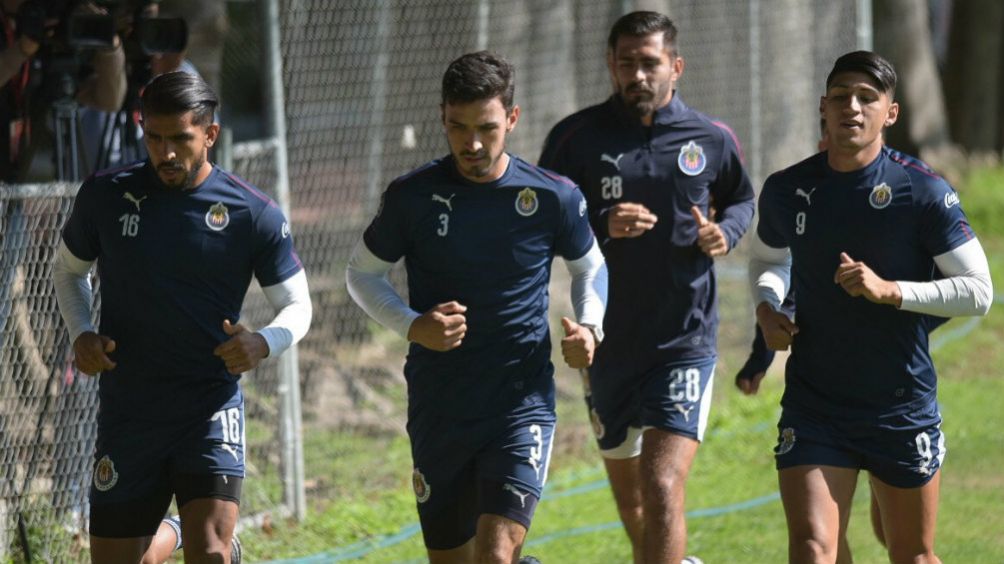 Alanis (centro) corre con sus compañeros en un entrenamiento