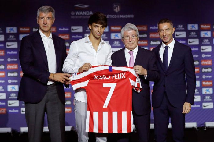 Joao Félix posa con Miguel Ángel Gil Marín y Enrique Cerezo