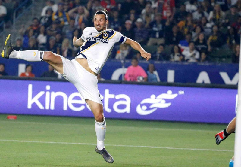 Zlatan, en un juego con el Galaxy