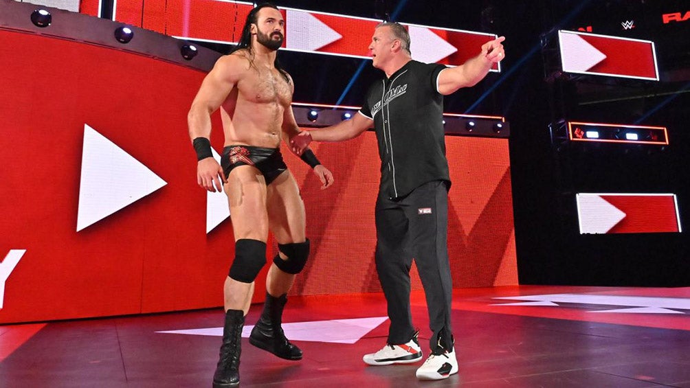 Shane McMahon y Drew McIntyre en la rampa rumbo al ring