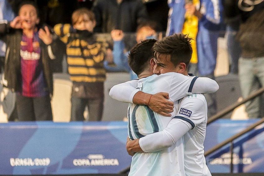 Paulo Dybala festeja junto a Lionel Messi la segunda anotación de Argentina ante Chile