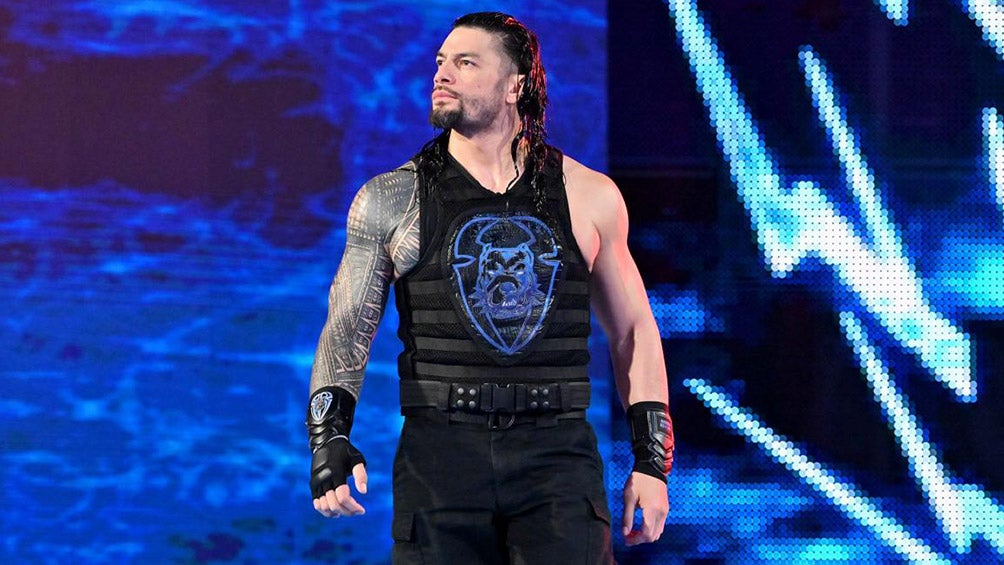 Roman Reigns hace su entrada al ring