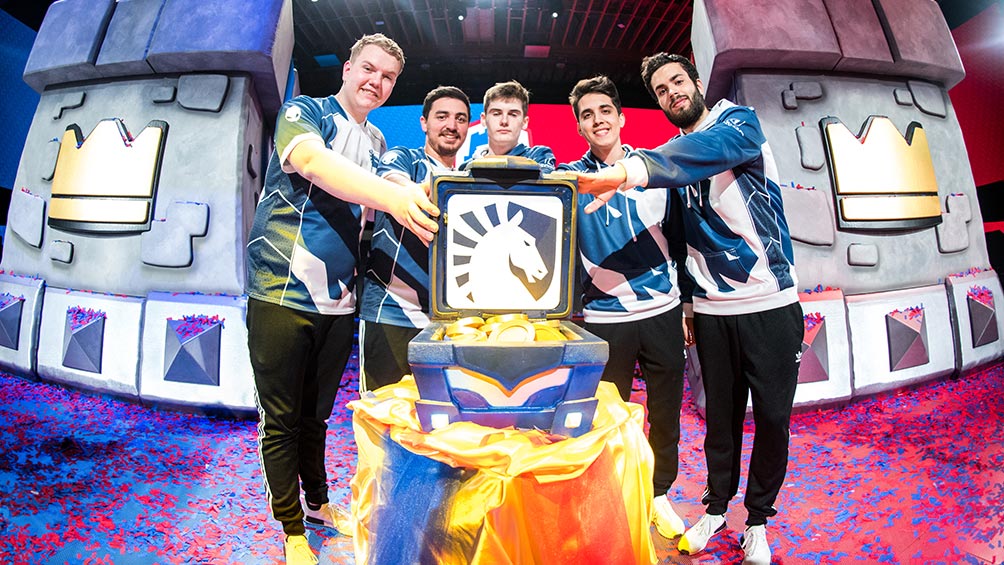 Los jugadores de Team Liquid festejan tras ganar la CRL West