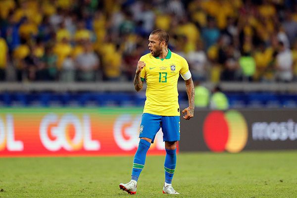 Dani Alves al final del partido contra Argentina