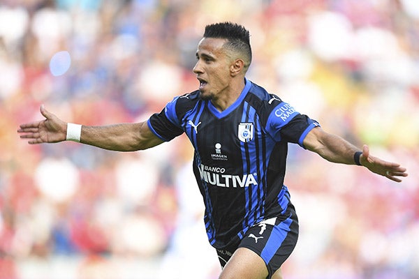 Camilo Sanvezzo celebra gol con Gallos 