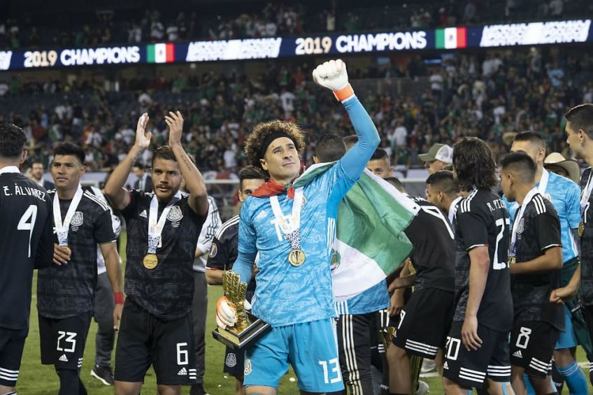 Guillermo Ochoa festeja que fue elegido como el mejor portero de la Copa Oro 2019