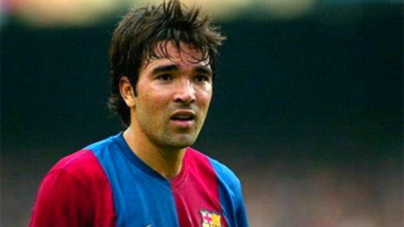 Deco durante un partido con el Barcelona 