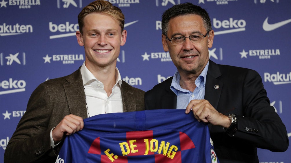 Frenkie De Jong se muestra feliz durante su presentación con el Barcelona