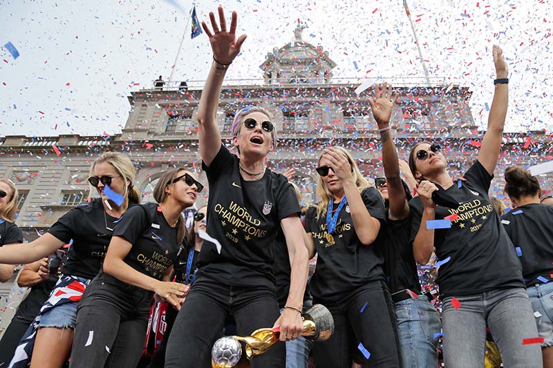 Megan Rapinoe celebra con sus compañeras de la selección