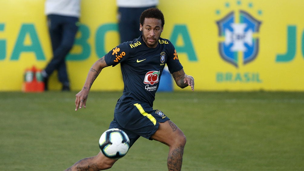 Neymar en un entrenamiento con Brasil