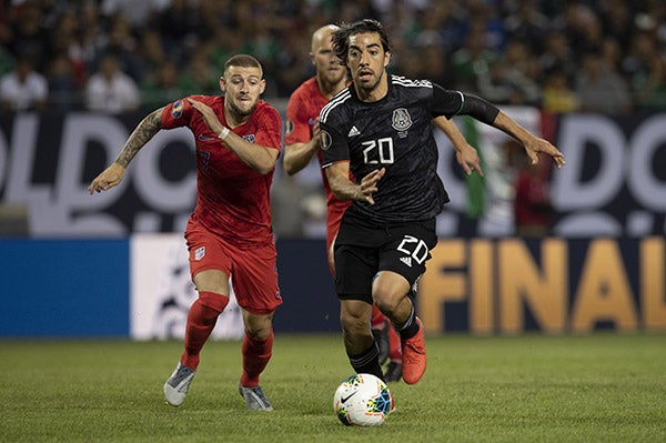 Pizarro conduce el balón en juego contra Estados Unidos 