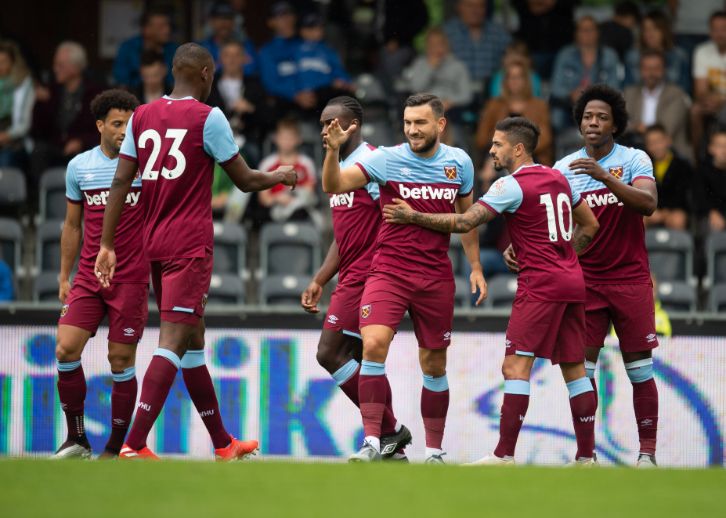 Jugadores del West Ham celebran triunfo en pretemporada