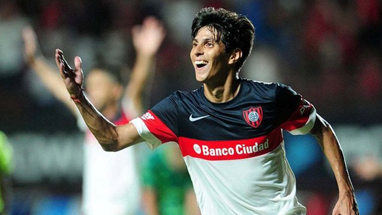 El Pitu Barrientos celebra un gol con el San Lorenzo