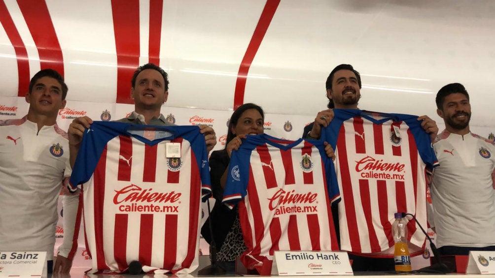 Chivas presenta a su nuevo patrocinador