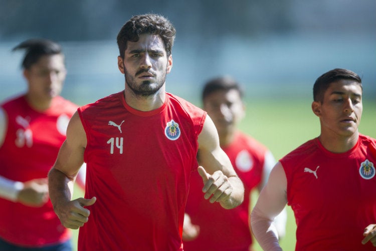 Antonio Briseño, durante un entrenamiento de Chivas