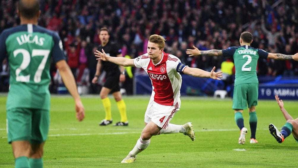 Matthijs de Ligt celebra una anotación con Ajax 