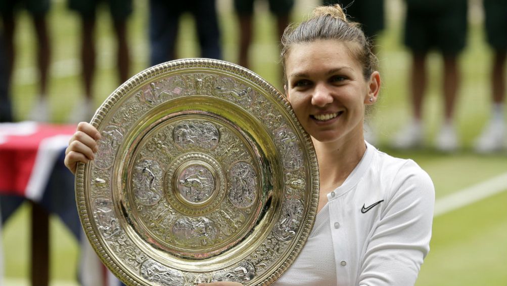 Simona Halep posa con el trofeo de Wimbledon 