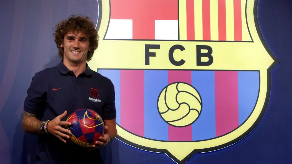 Griezmann posa en la tienda del Barça en el Camp Nou