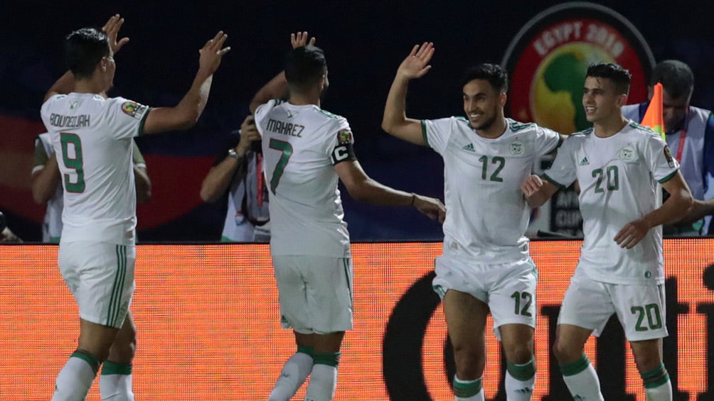 Argelia festeja gol de Adam Ounas en Copa Africana