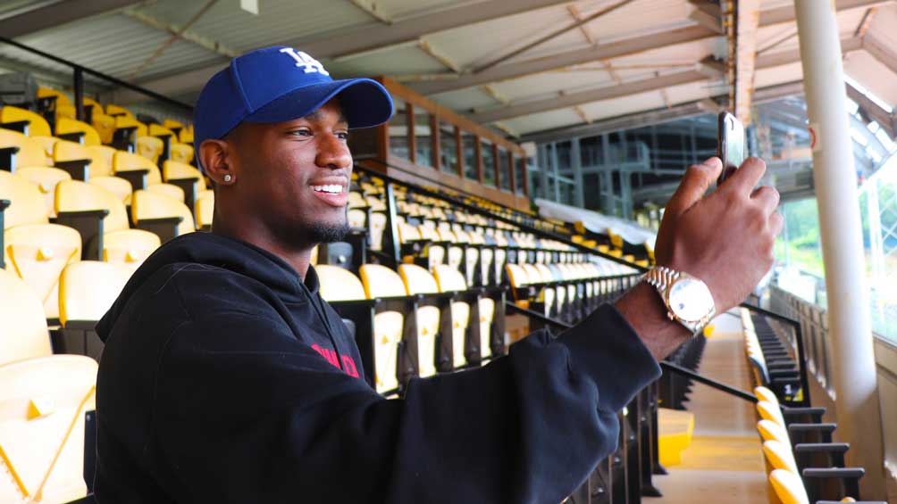 Haji Wright en el estadio del VVV Venlo tras su contratación