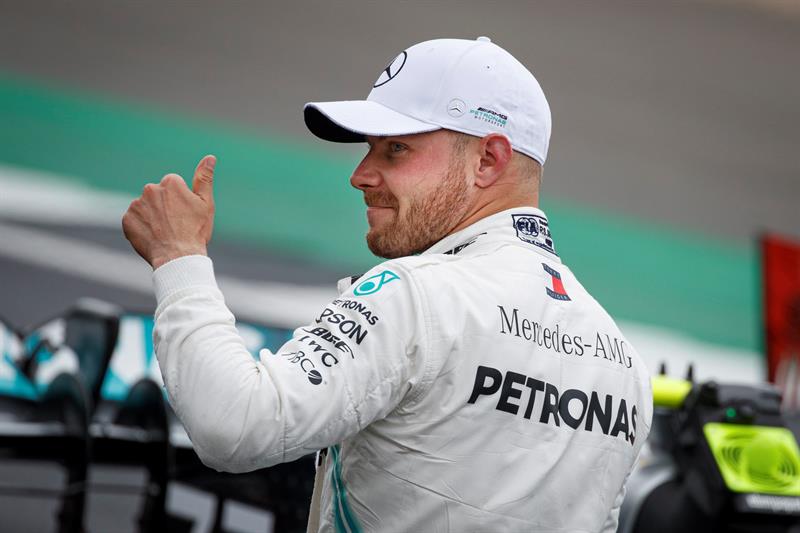 Valtteri Bottas saluda tras ganar la Pole en el GP de Gran Bretaña