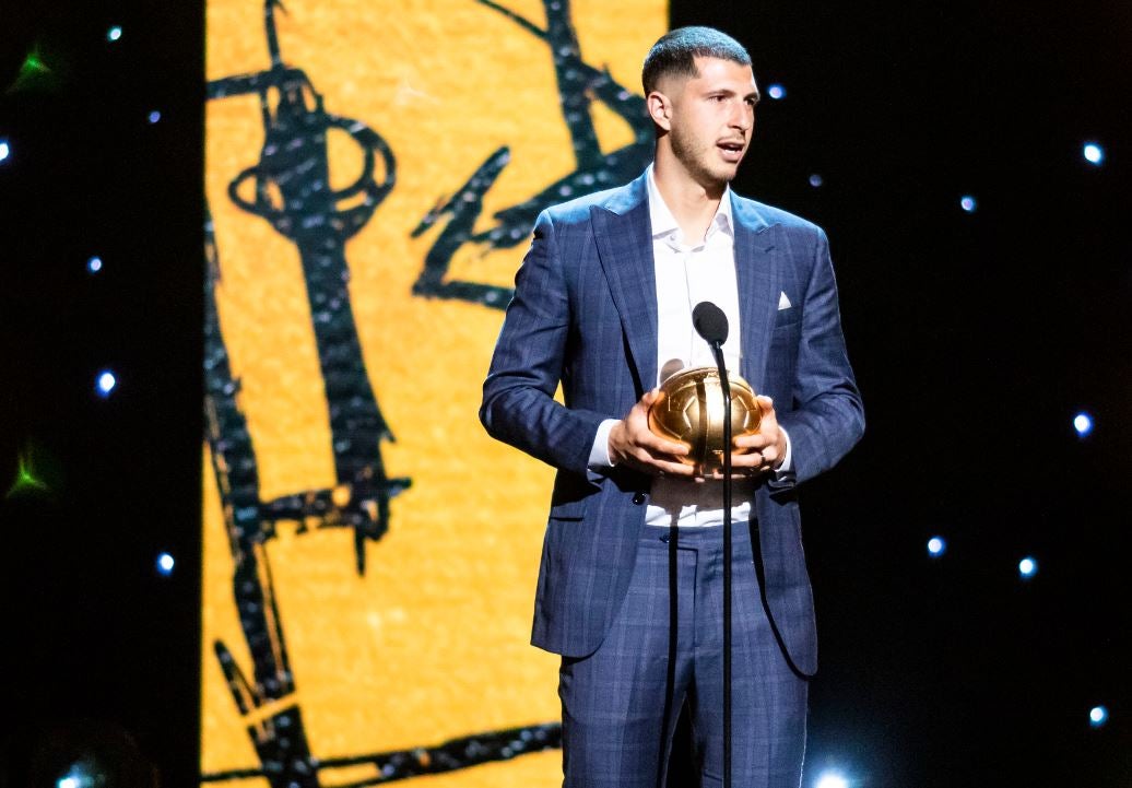 Guido recibe su premio en entrega al Balón de Oro 2019