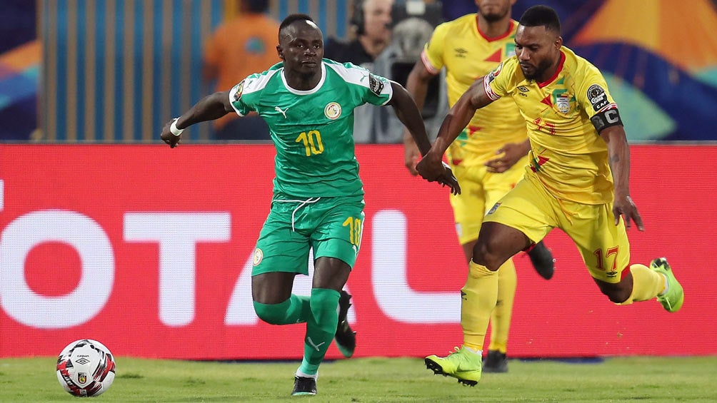 Sadio Mané conduce el balón durante el Senegal contra Benín