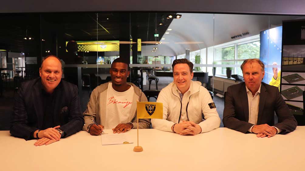 Wright durante la firma de su contrato con el VVV Venlo