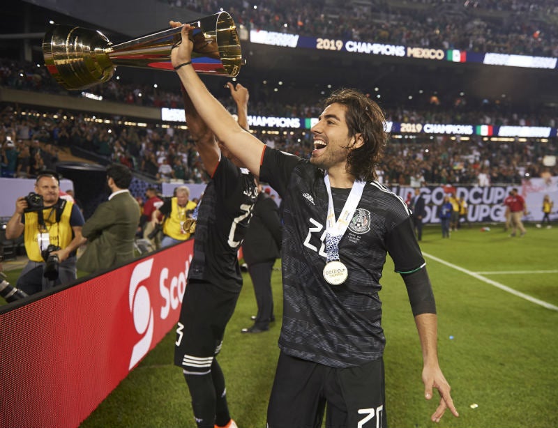 Pizarro festeja tras ganar la Copa Oro con el Tri