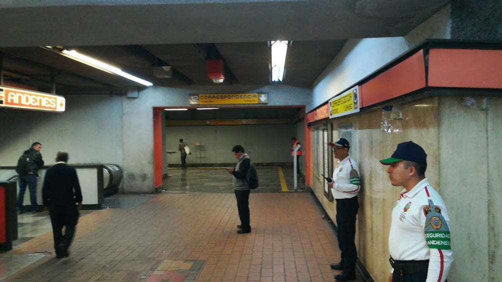 Policías resguardan las instalaciones del Metro de la CDMX