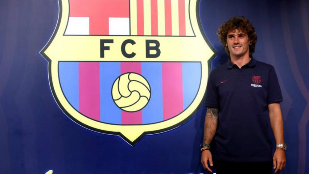 Griezmann posa con el escudo del Barcelona