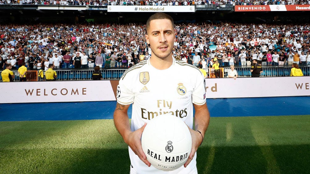 Eden Hazard posa para las cámaras durante su presentación con el Real Madrid