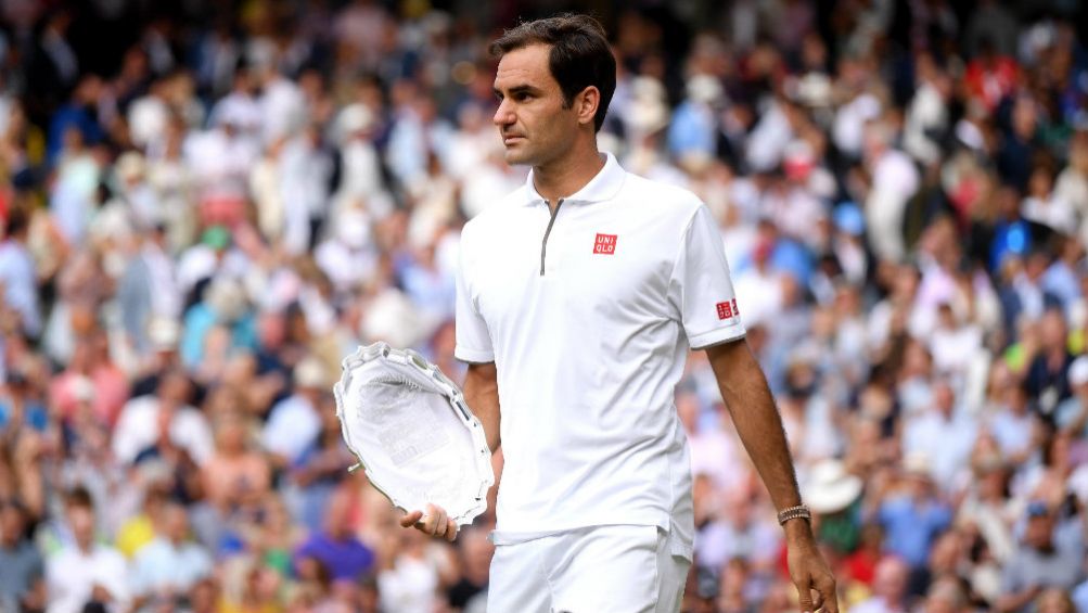 Roger Federer, con su trofeo de segundo lugar de Wimbledon 