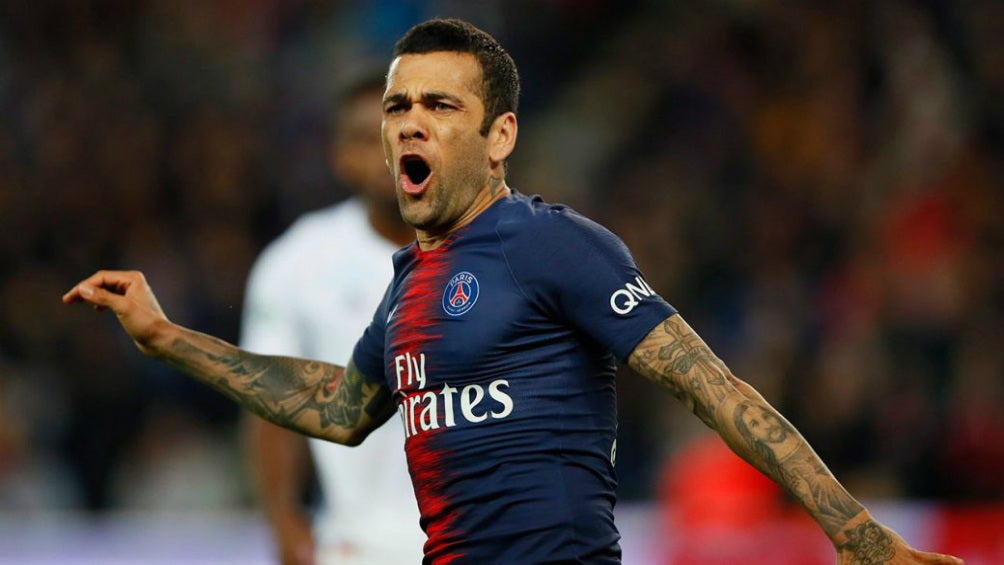 Dani Alves festeja una anotación con el París Saint-Germain