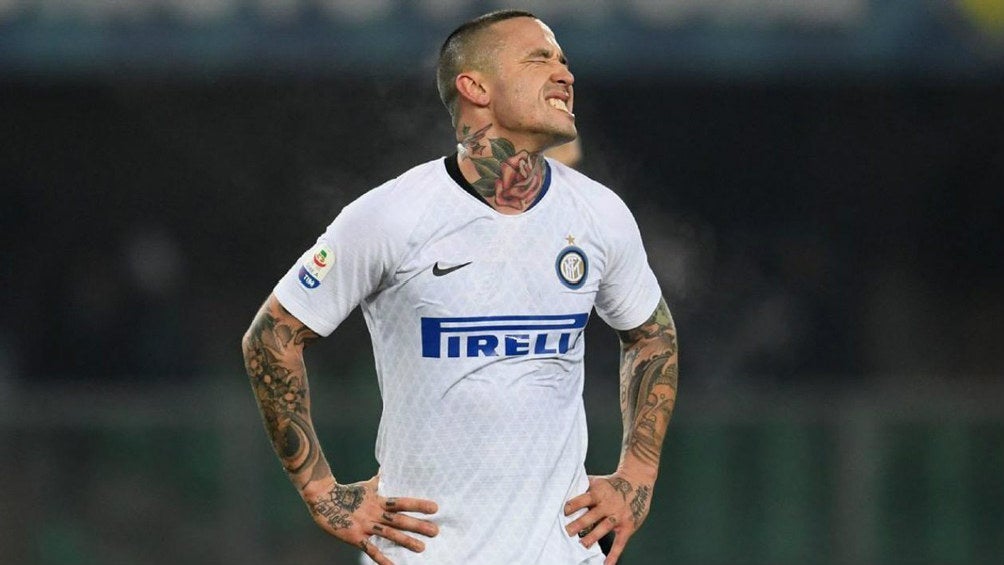 Radja Nainggolan se lamenta durante un partido con el Inter de Milán