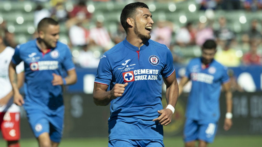 Juan Escobar celebra su primera anotación con Cruz Azul 