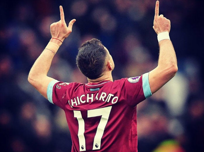 Chicharito festeja gol con los Hammers