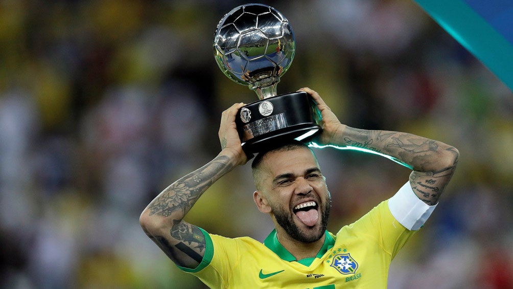 Dani Alves fue nombrado como el mejor jugador de la Copa América 2019