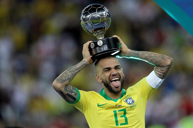 Dani Alves festeja tras ganar la Copa América 2019