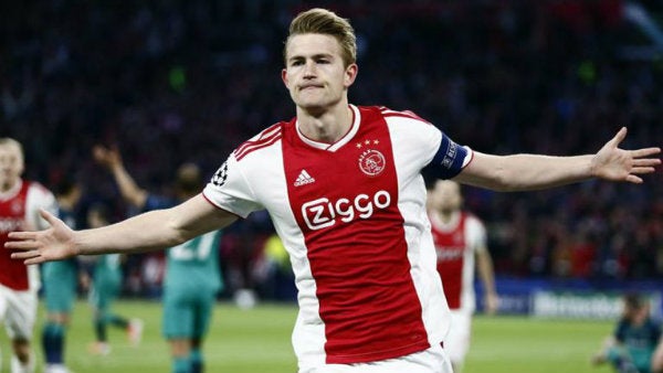 Matthijs de Ligt en un partido de Liga de Campeones con Ajax