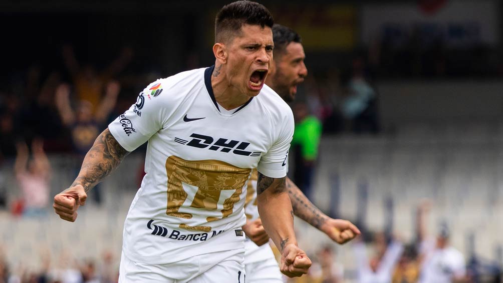 Juan Manuel Iturbe festeja un gol con Pumas